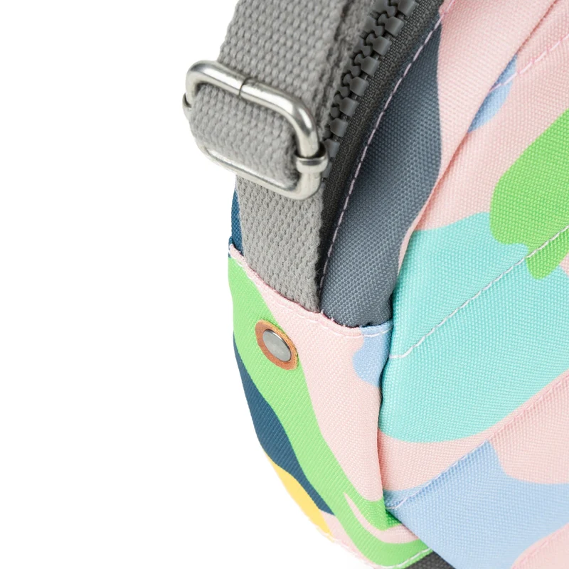 ROKA Paddington B Mellow Camo Kleine Tasche aus recyceltem Canvas