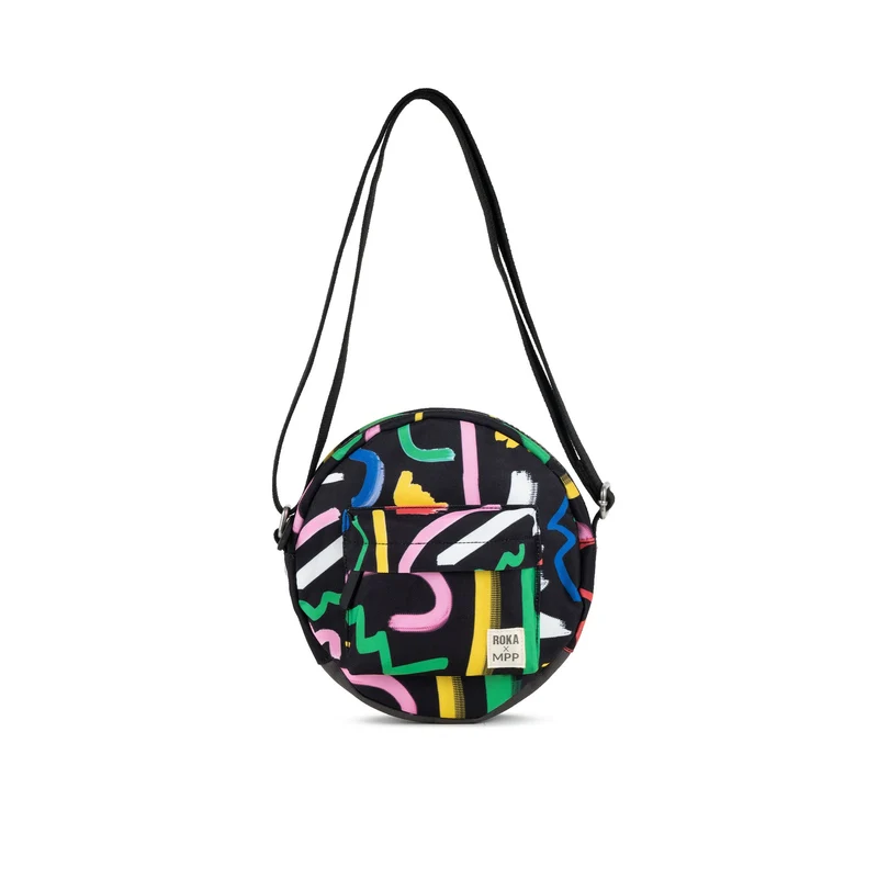 ROKA Paddington Kleine Tasche aus recyceltem Canvas mit Kritzelmuster