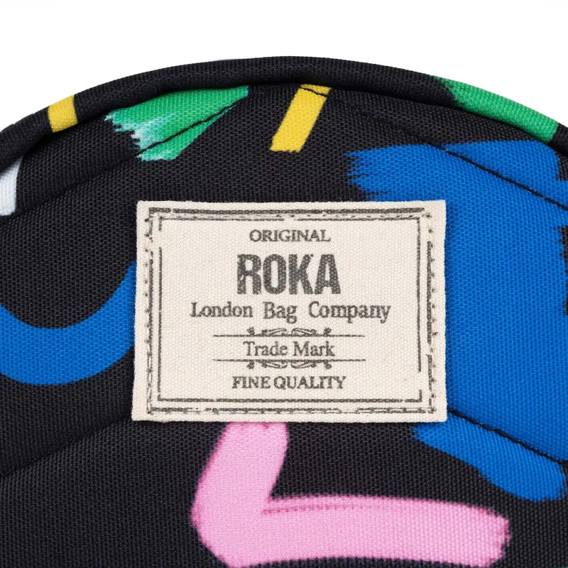 ROKA Paddington Kleine Tasche aus recyceltem Canvas mit Kritzelmuster