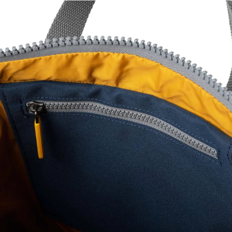 ROKA Gelbes Etikett Canfield B Tiefblaue mittelgroße Tasche aus recyceltem Canvas