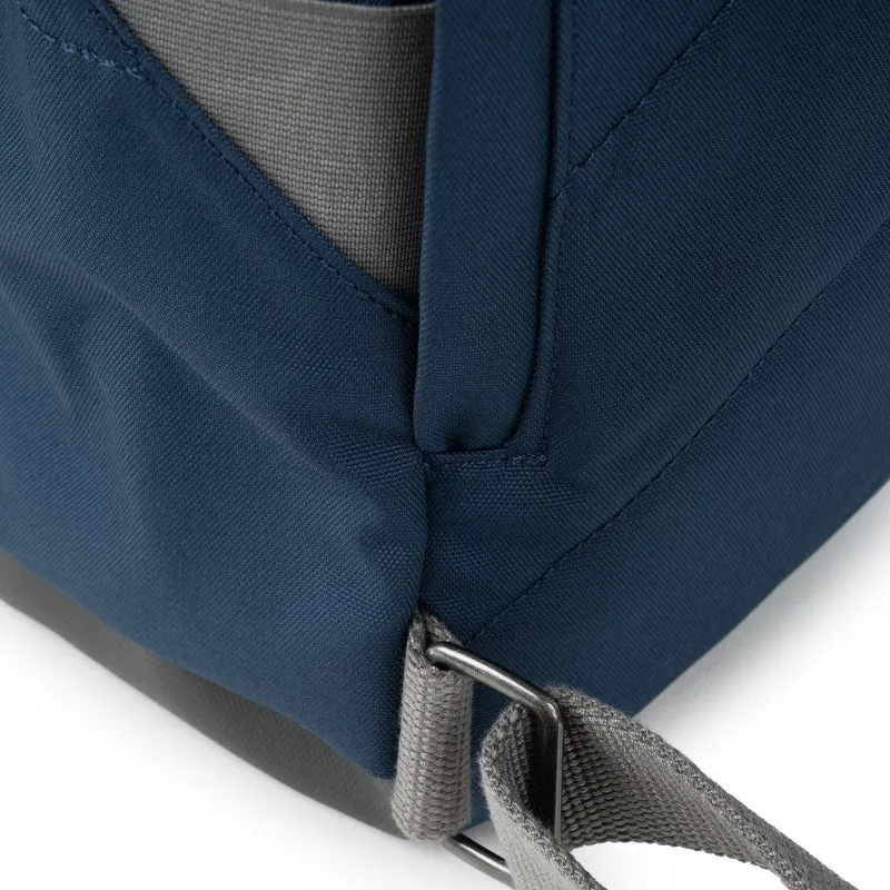 ROKA Gelbes Etikett Canfield B Tiefblaue mittelgroße Tasche aus recyceltem Canvas
