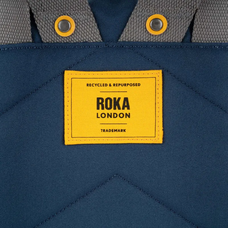 ROKA Gelbes Etikett Canfield B Tiefblaue mittelgroße Tasche aus recyceltem Canvas