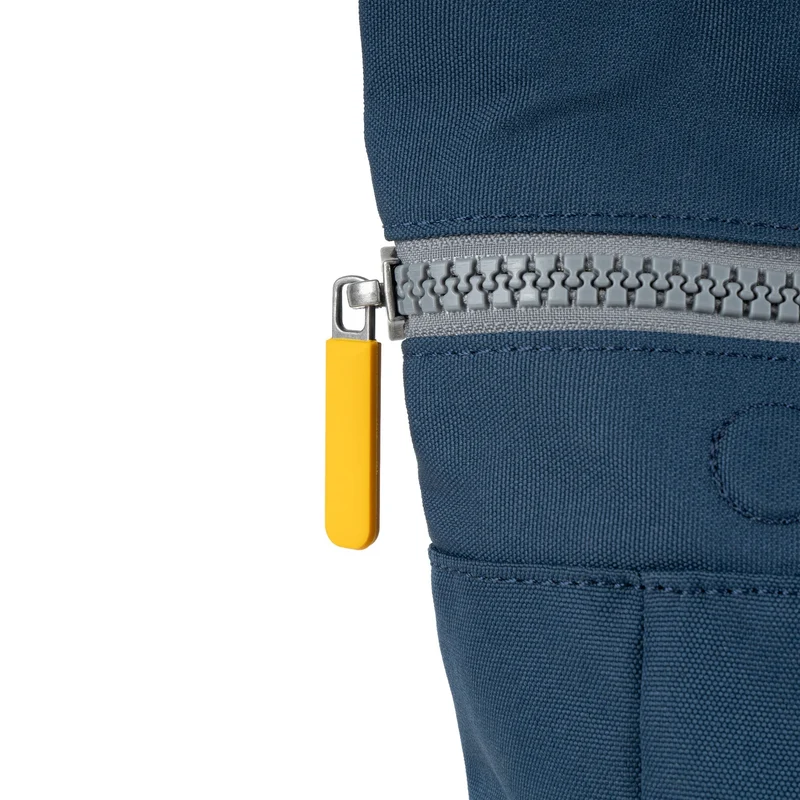 ROKA Gelbes Etikett Canfield B Tiefblaue mittelgroße Tasche aus recyceltem Canvas