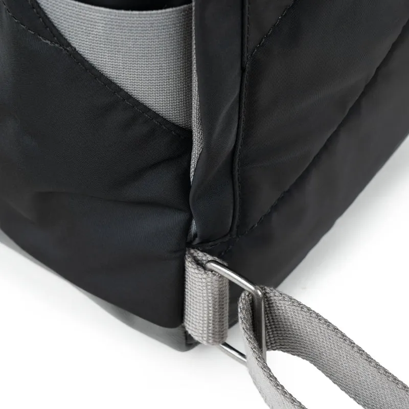 ROKA Kreativer Abfall Canfield B Marine/Schwarz Mittelgroße Tasche aus recyceltem Nylon