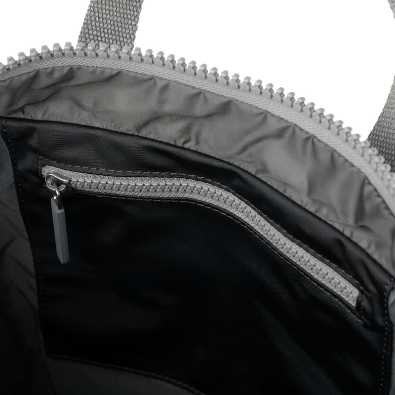 ROKA Kreativer Abfall Canfield B Marine/Schwarz Mittelgroße Tasche aus recyceltem Nylon