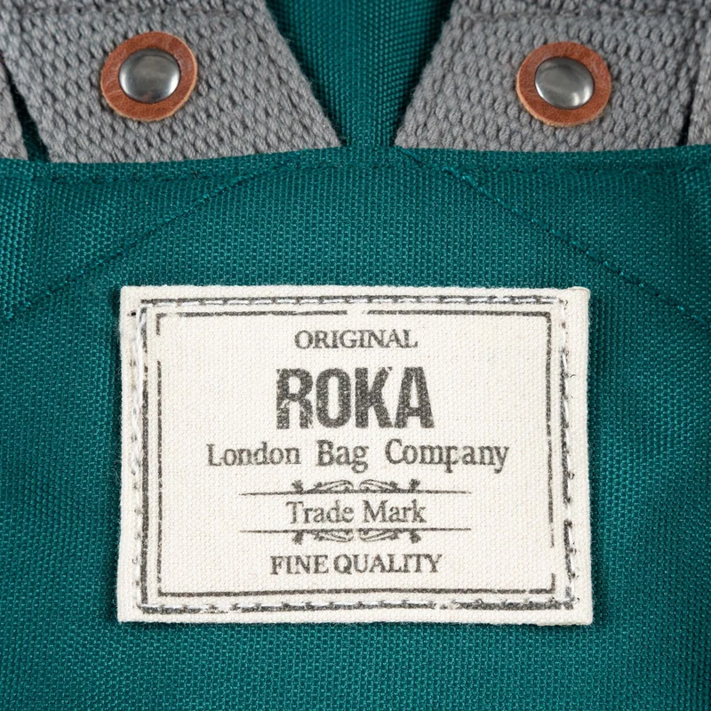 ROKA Bantry Kleine Tasche aus recyceltem Canvas, türkisfarben