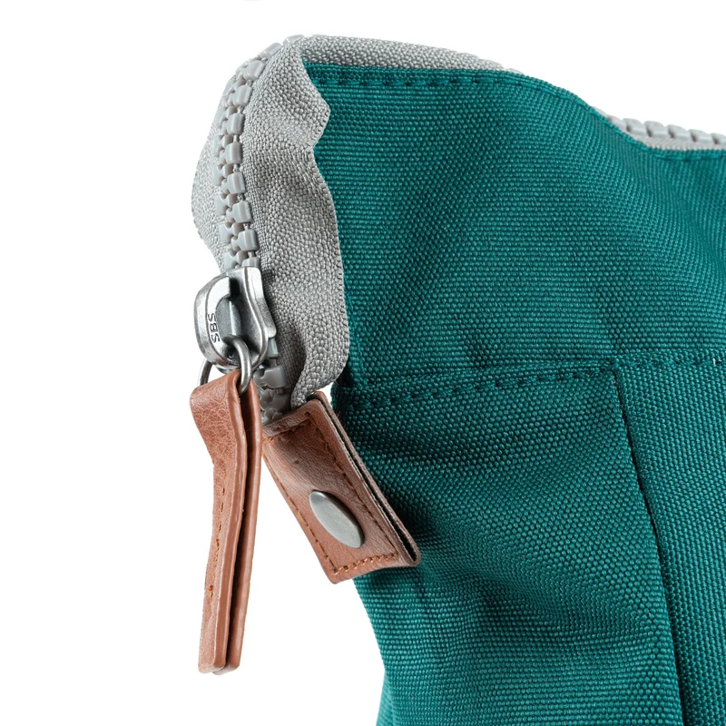 ROKA Bantry Kleine Tasche aus recyceltem Canvas, türkisfarben