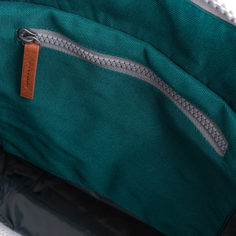 ROKA Bantry Kleine Tasche aus recyceltem Canvas, türkisfarben