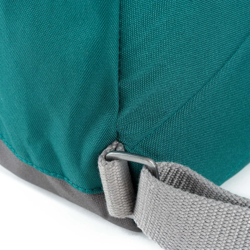 ROKA Bantry Kleine Tasche aus recyceltem Canvas, türkisfarben