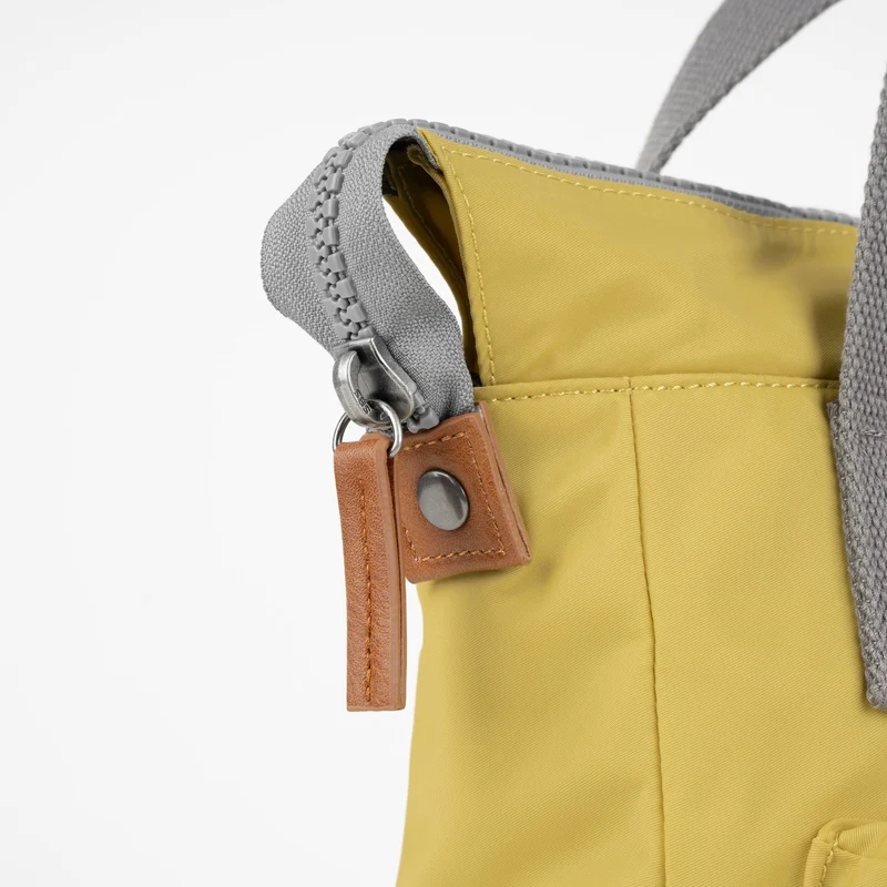 ROKA Bantry B Bamboo Kleine Tasche aus recyceltem Nylon