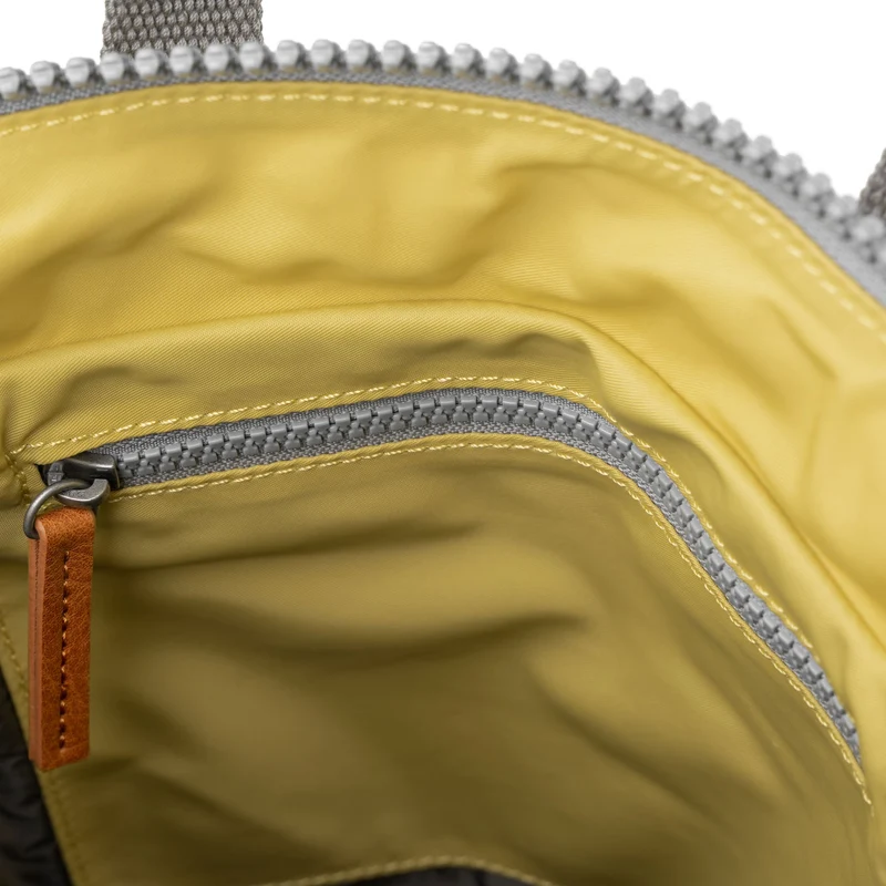 ROKA Bantry B Bamboo Kleine Tasche aus recyceltem Nylon