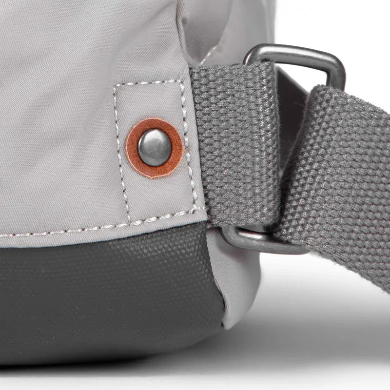 ROKA Bantry B Mist Kleine Tasche aus recyceltem Nylon