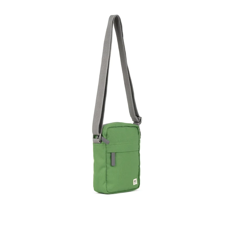 ROKA Bond Tasche aus recyceltem Canvas mit Laubmuster