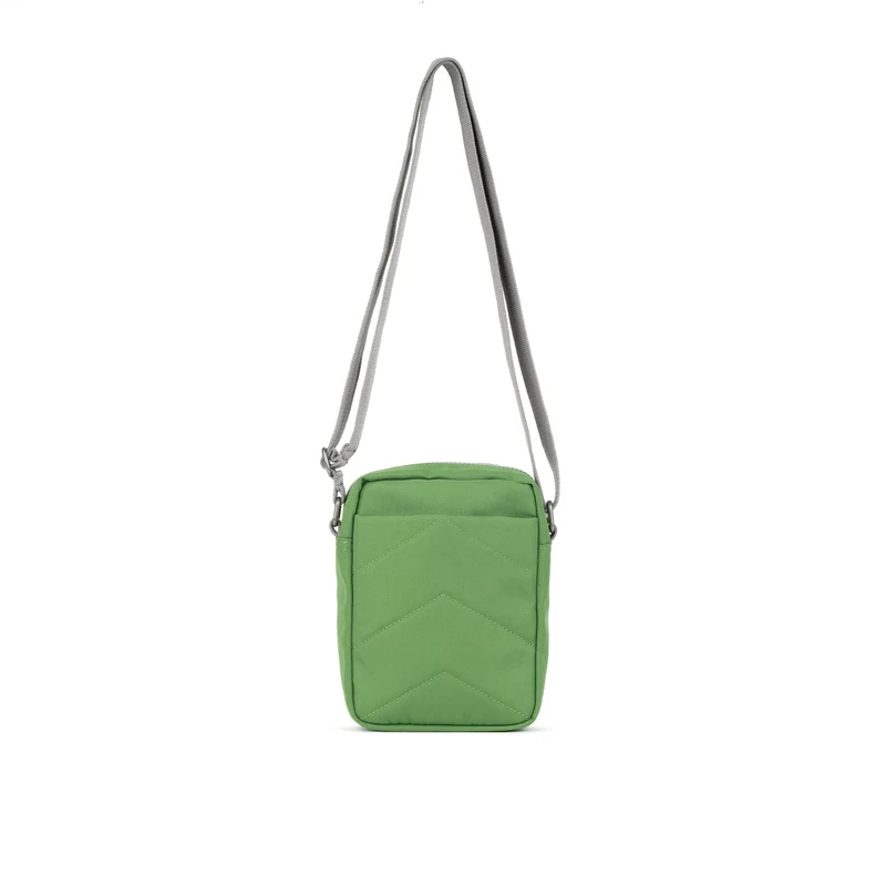 ROKA Bond Tasche aus recyceltem Canvas mit Laubmuster