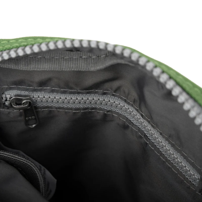 ROKA Bond Tasche aus recyceltem Canvas mit Laubmuster