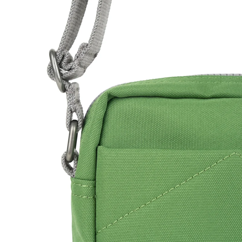 ROKA Bond Tasche aus recyceltem Canvas mit Laubmuster