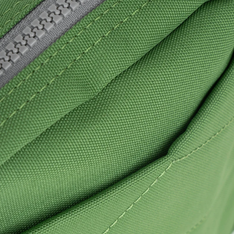 ROKA Bond Tasche aus recyceltem Canvas mit Laubmuster