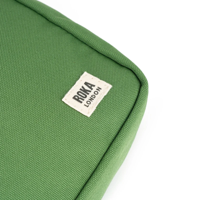 ROKA Bond Tasche aus recyceltem Canvas mit Laubmuster