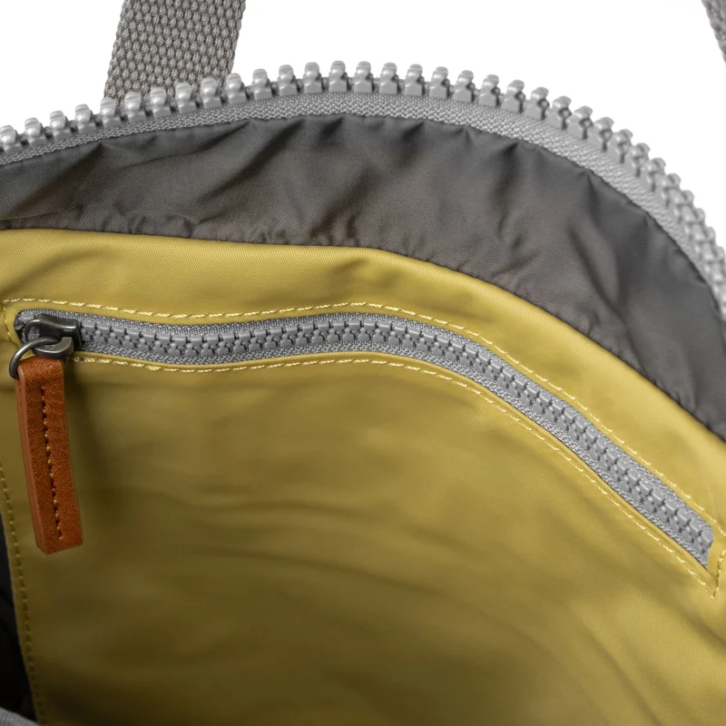 ROKA Canfield B Bambus-Tasche aus recyceltem Nylon, mittelgroß