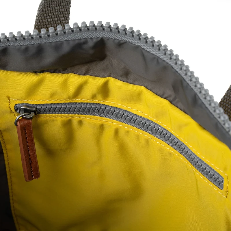 ROKA Canfield B Senfgelbe, mittelgroße Tasche aus recyceltem Nylon