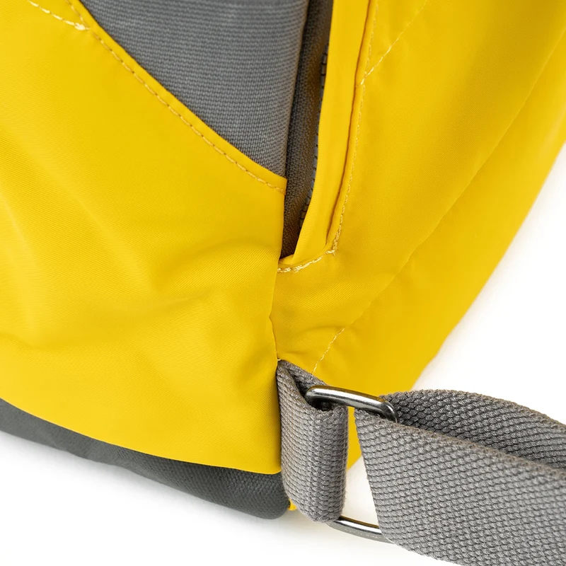 ROKA Canfield B Senfgelbe, mittelgroße Tasche aus recyceltem Nylon