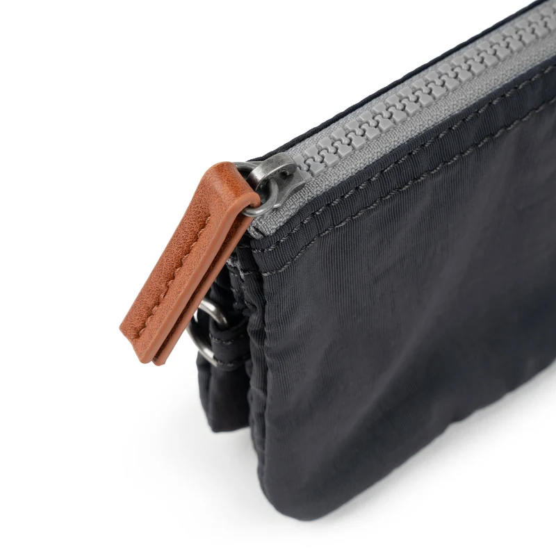 ROKA Carnaby Kleine Geldbörse aus recyceltem Taslon von Ash