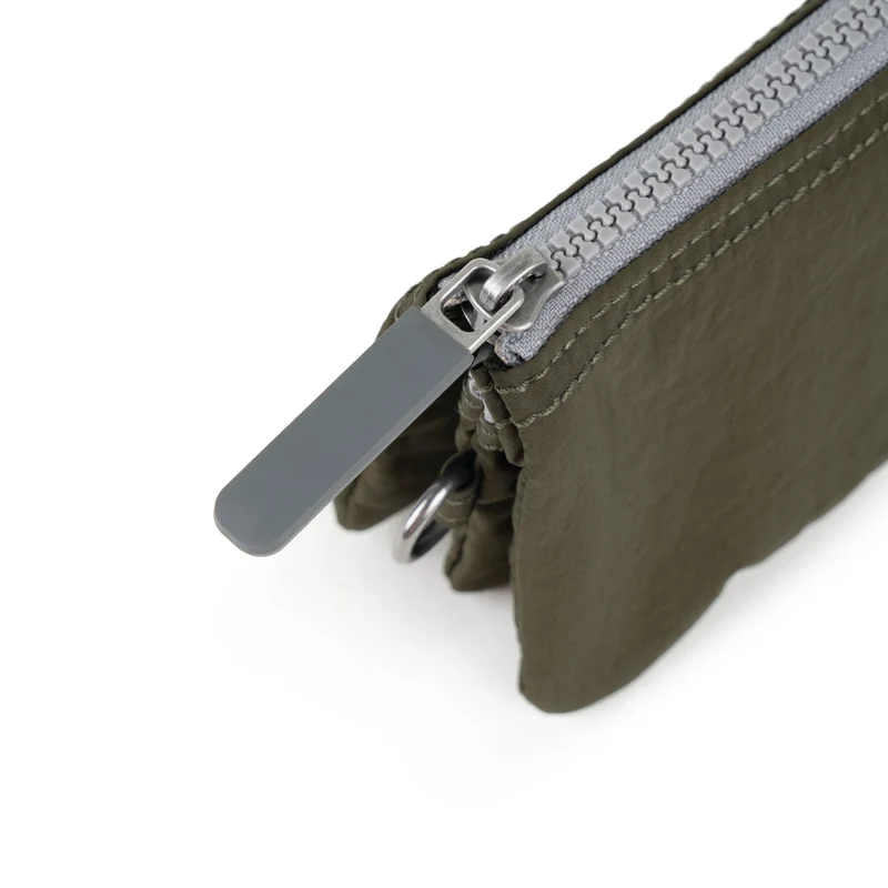 ROKA Carnaby Kleine Geldbörse aus recyceltem Taslon im Militärstil