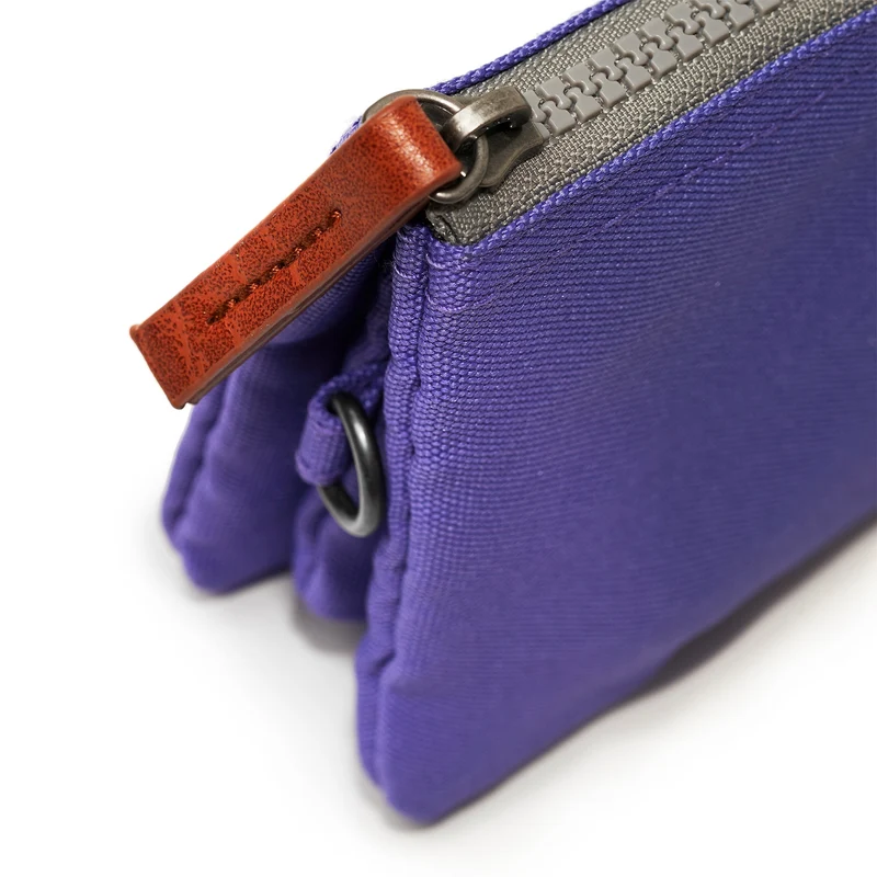 ROKA Carnaby Mittelgroße, nachhaltige Canvas-Geldbörse in Peri-Lila