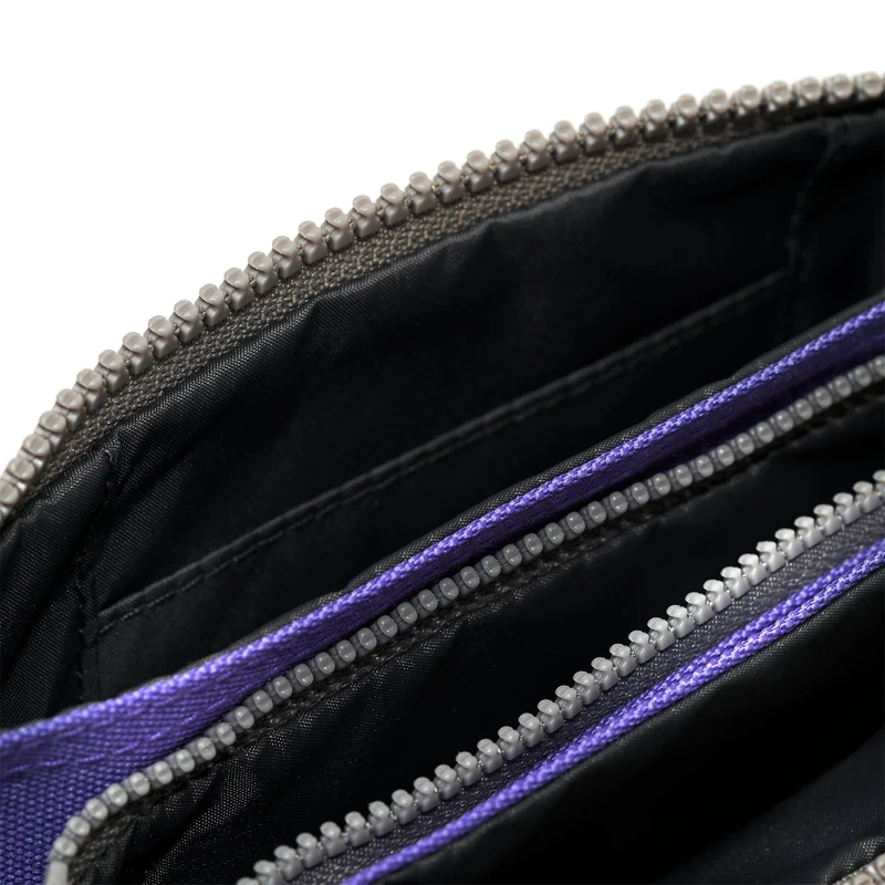 ROKA Carnaby Mittelgroße, nachhaltige Canvas-Geldbörse in Peri-Lila