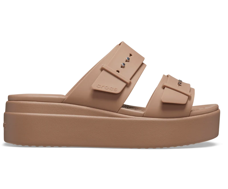 CROCS Unisex Brooklyn Sandalen mit niedrigem Keilabsatz und Schnalle - Latte