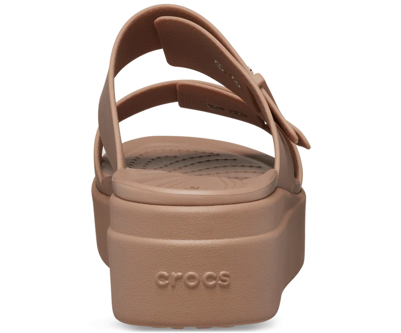 CROCS Unisex Brooklyn Sandalen mit niedrigem Keilabsatz und Schnalle - Latte