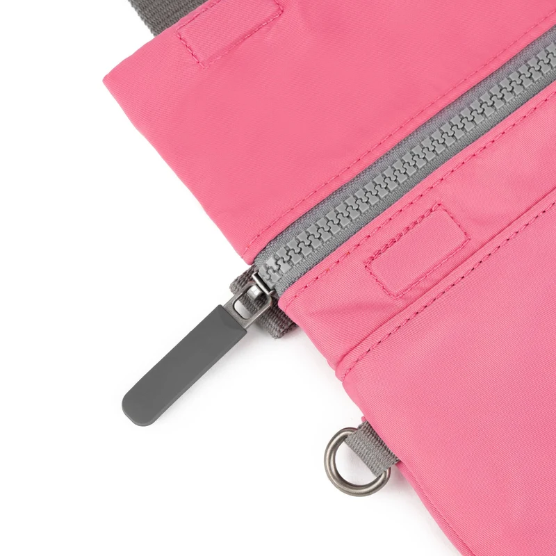 ROKA Kleine Stratford-Tasche aus recyceltem Nylon – Barock