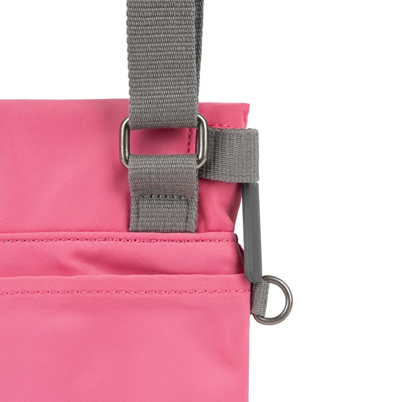 ROKA Kleine Stratford-Tasche aus recyceltem Nylon – Barock