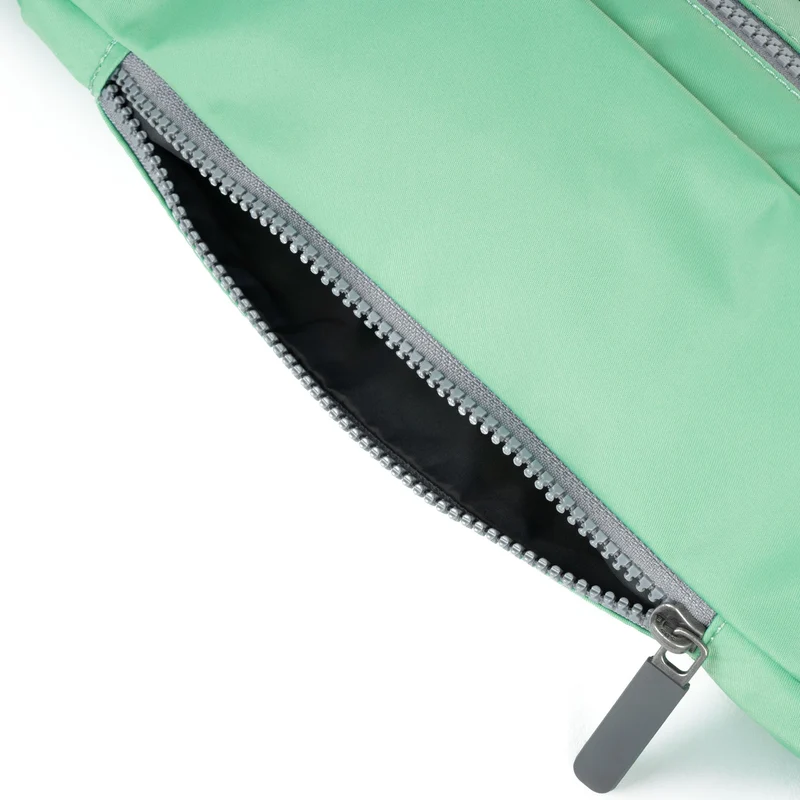 ROKA Jubilee Medium Tasche aus recyceltem Nylon – Matcha