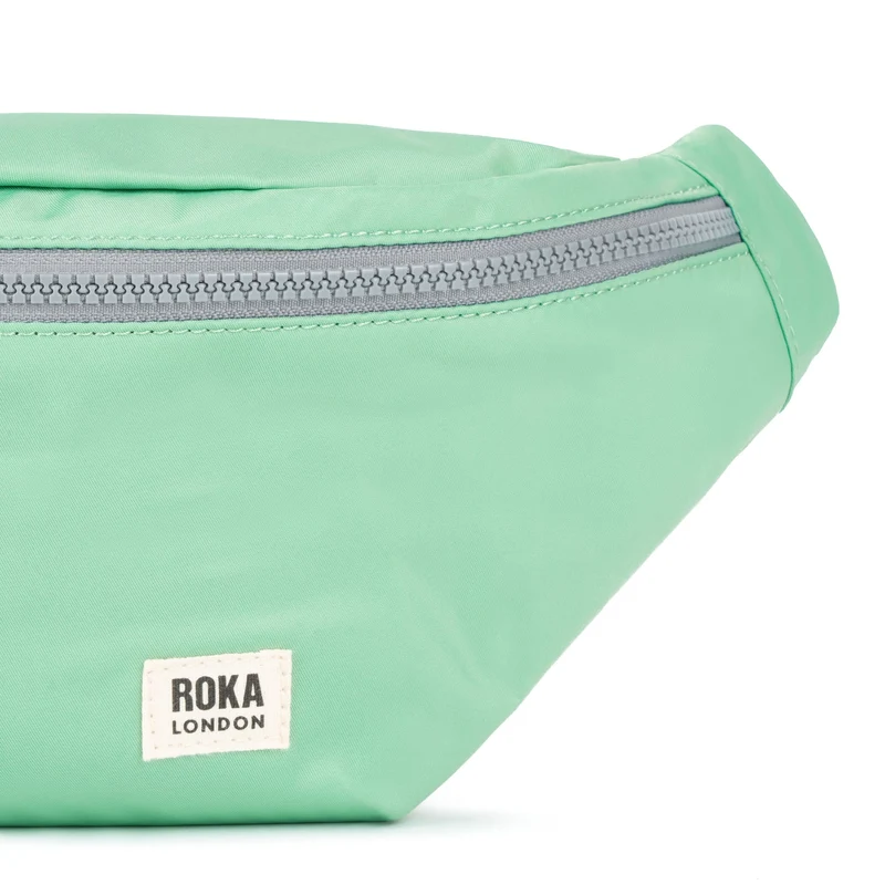 ROKA Jubilee Medium Tasche aus recyceltem Nylon – Matcha