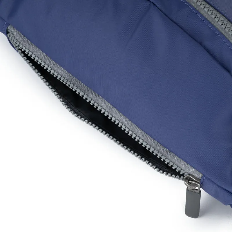 ROKA Jubilee Medium Tasche aus recyceltem Nylon – Indigo