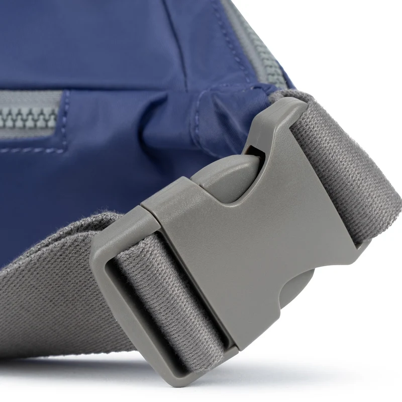 ROKA Jubilee Medium Tasche aus recyceltem Nylon – Indigo