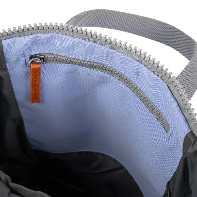ROKA Finchley Eine mittelgroße Tasche aus recyceltem Canvas von Thistle