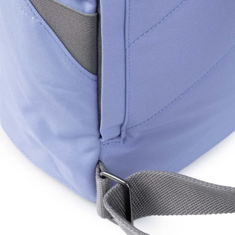 ROKA Finchley Eine mittelgroße Tasche aus recyceltem Canvas von Thistle