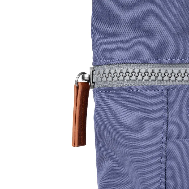 ROKA Finchley Eine Future Dusk Medium Tasche aus recyceltem Canvas