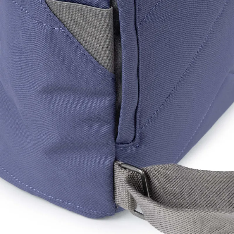ROKA Finchley Eine Future Dusk Medium Tasche aus recyceltem Canvas