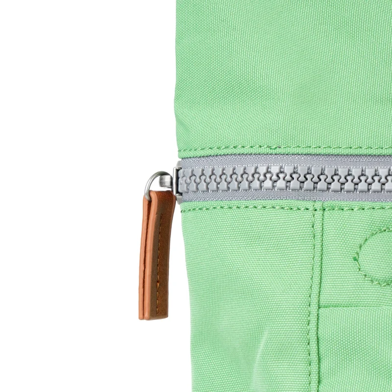 ROKA Finchley Eine kleine Tasche aus recyceltem Canvas mit Pfefferminzgrün