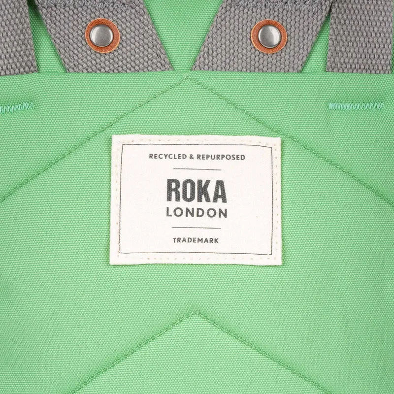 ROKA Finchley Eine kleine Tasche aus recyceltem Canvas mit Pfefferminzgrün