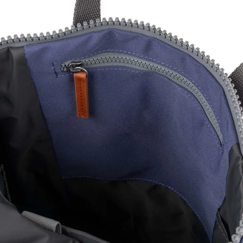 ROKA Finchley Eine kleine Tasche aus recyceltem Canvas der Marke Future Dusk