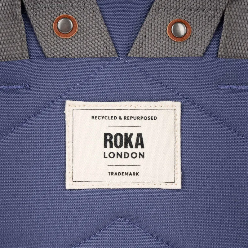 ROKA Finchley Eine kleine Tasche aus recyceltem Canvas der Marke Future Dusk