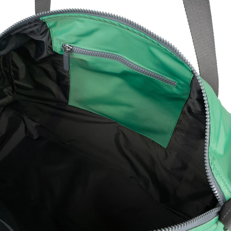ROKA City Medium Tasche aus recyceltem Nylon – Matcha
