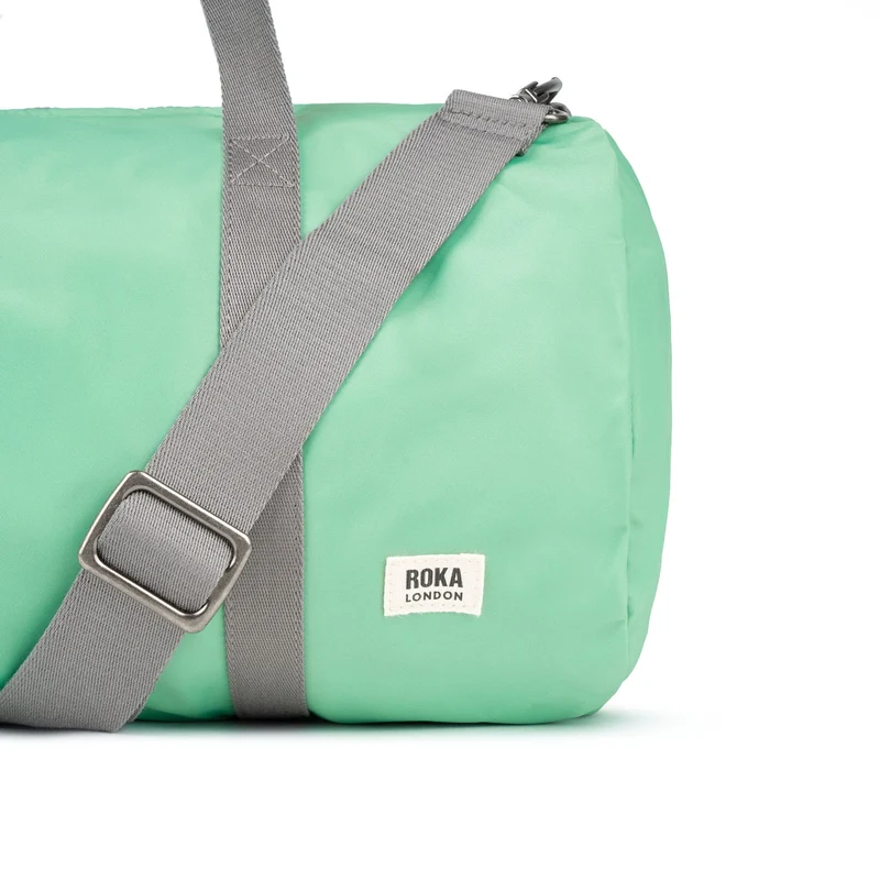 ROKA City Medium Tasche aus recyceltem Nylon – Matcha