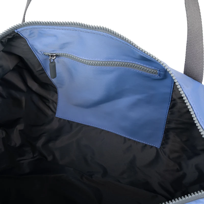 ROKA City Medium Tasche aus recyceltem Nylon – Jacaranda