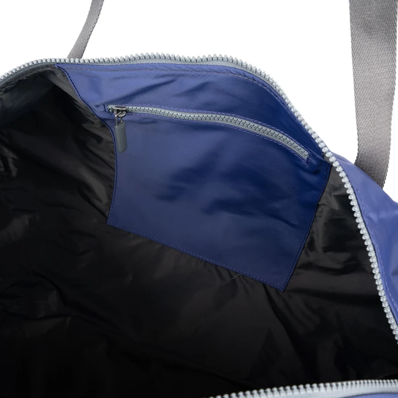 ROKA City Medium Tasche aus recyceltem Nylon – Indigo