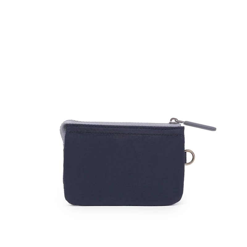 ROKA Carnaby Kleine Handtasche aus recyceltem Nylon-Ripstop, Mitternachtsblau